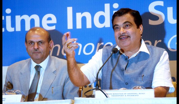 Rajive_Kumar,_IAS_with_Natin_Gadkari (1)