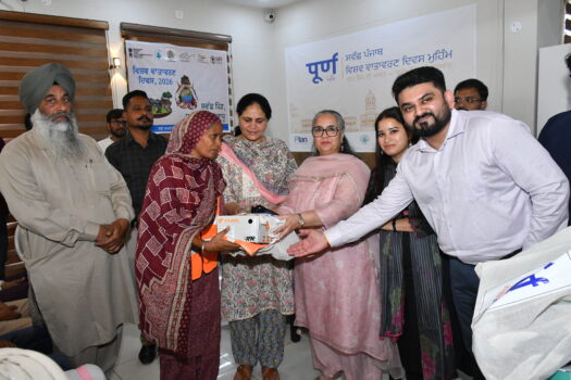 PepsiCo India team and the Chief Guest distributing safety kits to sanitation workers.JPG